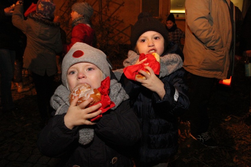 W Prószkowie korowód z lampionami i pochodniami, prowadzony...