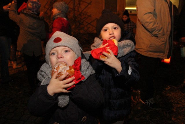 W Prószkowie korowód z lampionami i pochodniami, prowadzony przez świętego rycerza na koniu przemaszerował z rynku pod kościółek poewangelicki. Wystąpili tam gimnazjaliści i przedszkolaki, a na zakończenie wszyscy poczęstowani zostali tradycyjnymi rogalami.