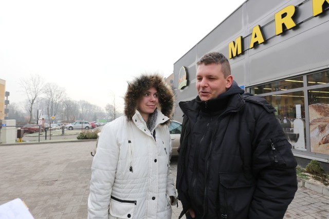 Stojaki na rowery zniknęły. Szkoda, bo sporo ludzi korzystało z tych rowerów. Można było podjechać do miasta - przypomina Marta Cimoch z Ignatek-Osiedla. Na zdjęciu z mężem Marcinem.