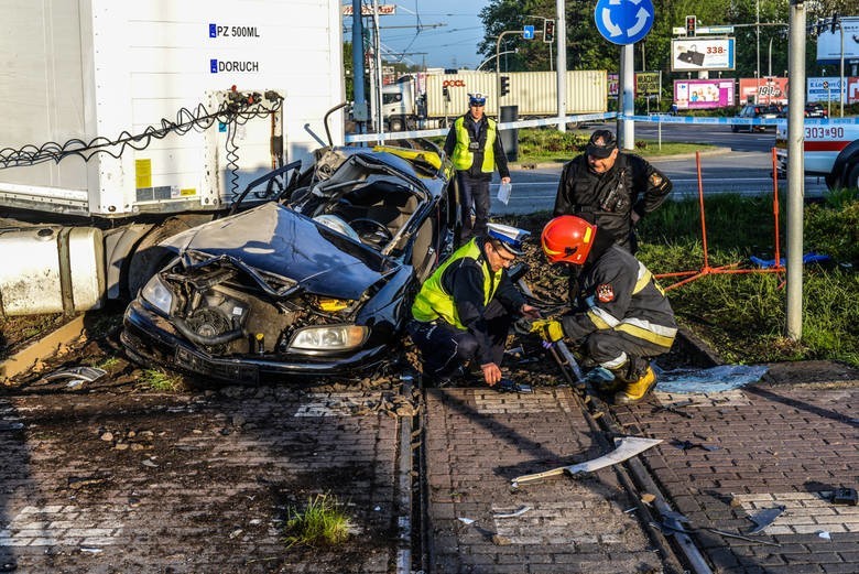 Wypadek na rondzie Fordońskim. Trzy osoby zginęły [zdjęcia, wideo]