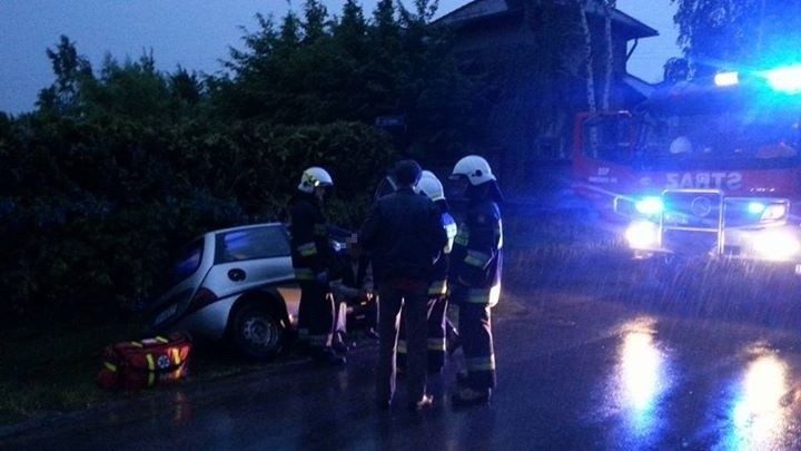 Wypadek w Kamieńcu Wrocławskim: Samochód wpadł do rowu. Kierowca był pijany? (ZDJĘCIA)