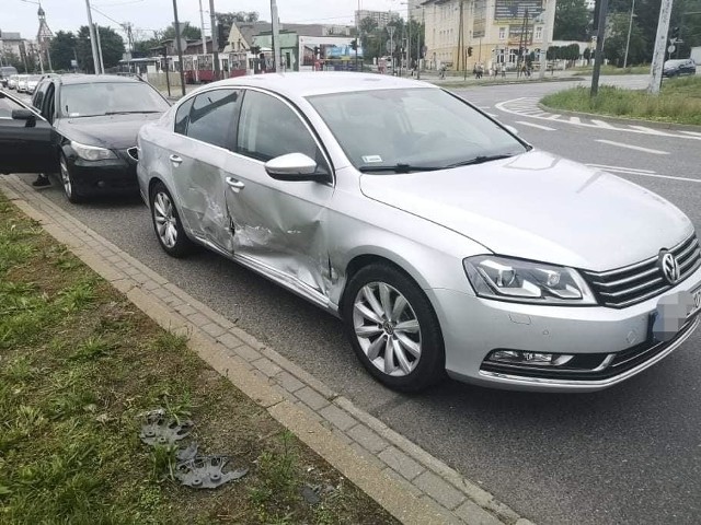 Do tego zdarzenia doszło w środę, 24 czerwca, o godzinie 16.10 na rondzie Toruńskim. Zderzyły się tam trzy osobówki.Jak doszło do kolizji? O zdarzeniu mówi st. asp. Piotr Duziak z Komendy Miejskiej Policji w Bydgoszczy...Zobacz więcej zdjęć i informacji o zdarzeniu >>>