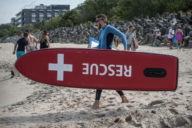 Mieleńscy ratownicy symbolicznie otworzyli sezon biegiem po plaży