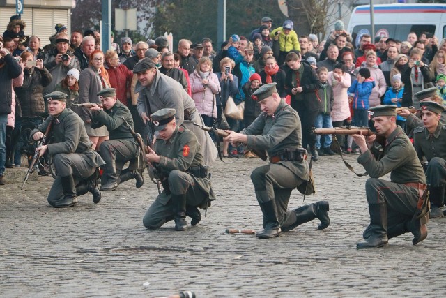 Równo sto lat temu, 27 grudnia 1918 r., mieszkańcy Poznania chwycili za broń i odbili miasto z rąk Niemców. Powstanie objęło Wielkopolskę. Na zachodzie natarcie powstańców zatrzymało się niestety przed Międzychodem, który wrócił jednak do Polski po Traktacie Wersalskim. Niestety, polskie miasta sprzed II rozbioru Rzeczpospolitej w 1793 r. - Trzciel, Pszczew, Międzyrzecz, Skwierzyna i Bledzew – pozostały w granicach Niemiec. Do wydarzeń sprzed stu lat nawiązywał inscenizacja, która odbyła się 11 listopada br. w Międzyrzeczu. Zobacz wideo z powstańczej inscenizacji w Międzyrzeczu