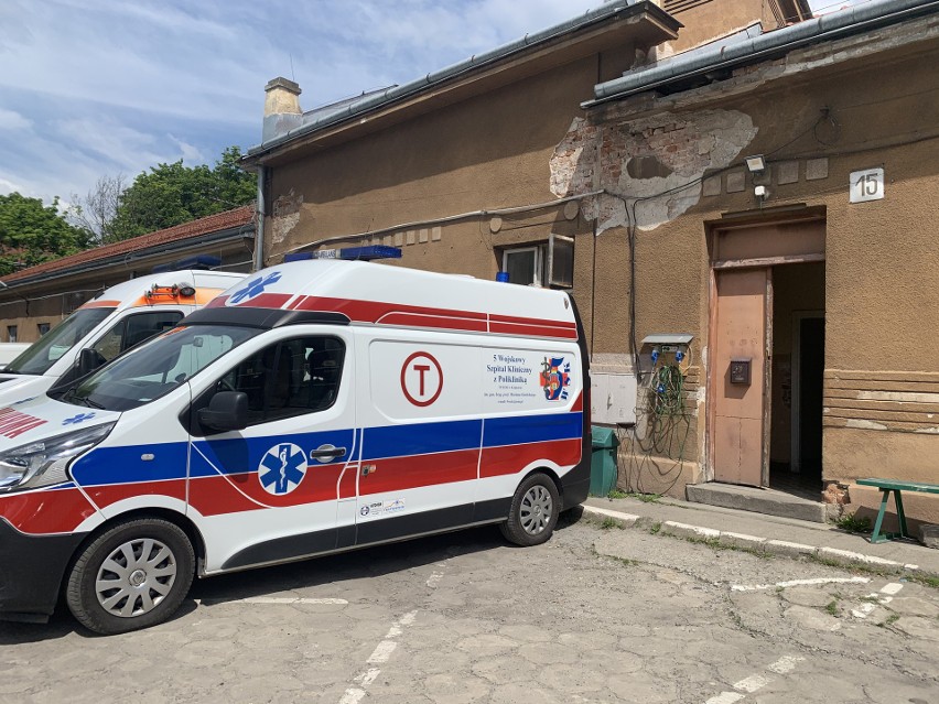 Ratownicy krakowskiego szpitala wojskowego pracują w...