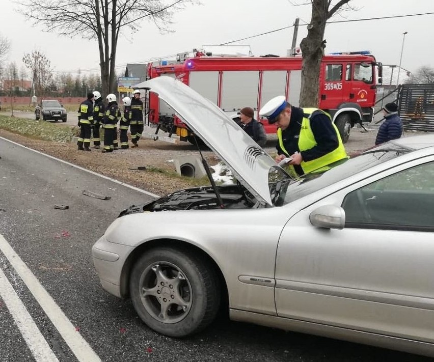 Uwaga, wypadek na drodze krajowej numer 74 w Lechowie pod Kielcami