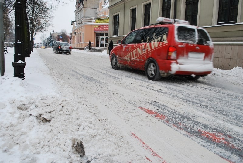 Śnieg na drogach Poznania i Wielkopolski. Zima wygrywa z drogowcami 