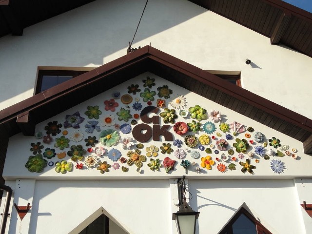 Kwiaty z ceramiki na ścianie GOK