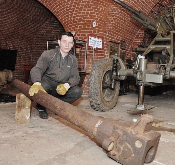 Wiesław Tymoszewski z Fortu Gerharda pomagał przy pracach konserwacyjnych czołgowej lufy.