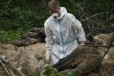 Masowy grób ofiar zbrodni Rosjan odkryto w Buczy. Ręce kilku ofiar były związane 
