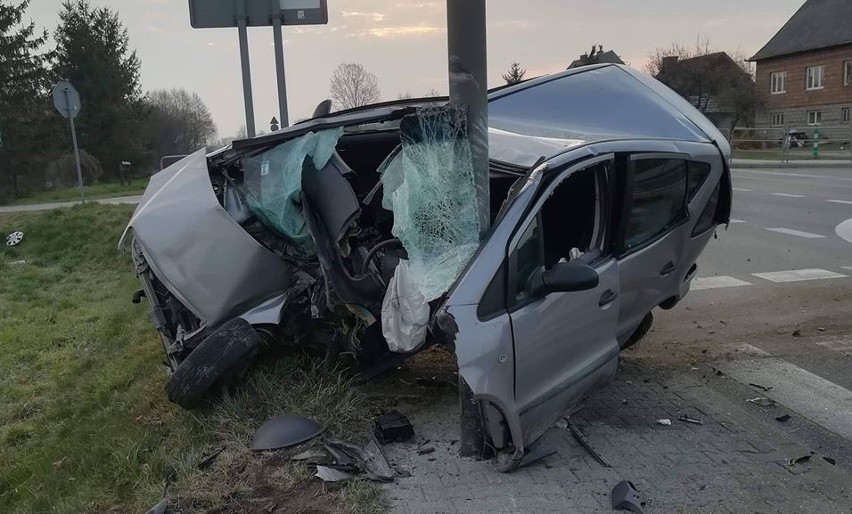 Jastew. Samochód osobowy rozbił się na przydrożnym słupie, kierowca trafił do szpitala