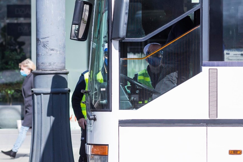 Poszukiwani pasażerowie autobusu relacji Goworowo - Warszawa. Jedna z pasażerek zakażona koronawirusem!