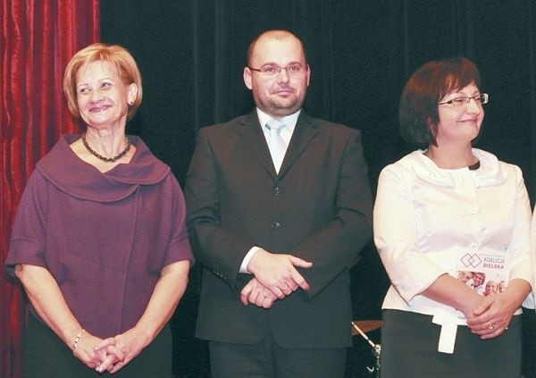 Piotr Selwesiuk (w środku) w wyborach uzyskał bardzo silne poparcie. Jednak nie wszystkim podoba się styl sprawowania przez niego władzy.