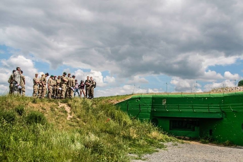 Grupa oficerów brytyjskiej armii zwiedziła bunkry MRU