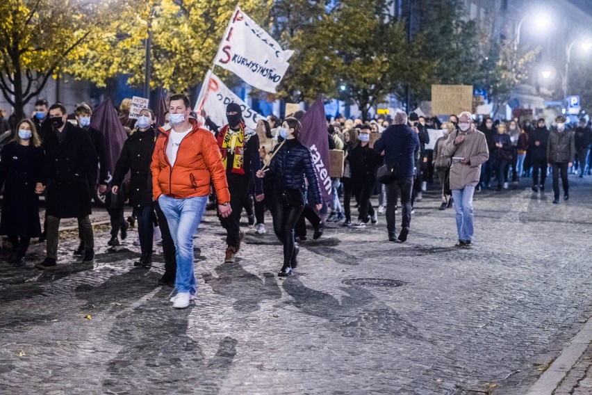 Protesty przeciwko zaostrzeniu prawa aborcyjnego trwają w...