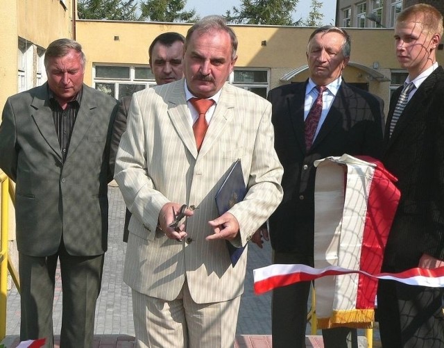 Jako ostatni biało-czerwoną wstęgę podczas uroczystego otwarcia boiska przeciął burmistrz Skalbmierza, Michał Markiewicz.