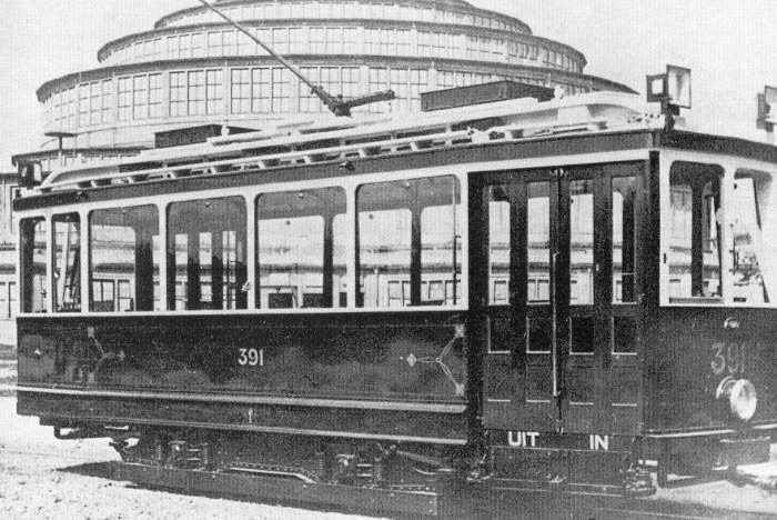 Rok 1922. Tramwaj typu LH przed Halą Ludową