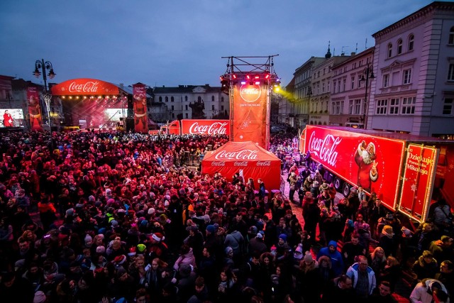 Z Warszawy w ogólnopolską trasę wyruszył konwój św. Mikołaja. W ramach kampanii "Powiedź Dziękuję z Coca-Cola" świąteczne, czerwone ciężarówki zawitały do Bydgoszczy.Na Starym Rynku w Bydgoszczy odbyło się świąteczne spotkanie Coca-Cola.Organizatorzy zaprosili bydgoszczan na to wyjątkowe wydarzenie, podczas którego odbył się koncert Cleo, zespołu Young Stadium Club oraz Kasi Dereń (finalistki II edycji Voice of Poland). To jednak nie wszystko. Co jeszcze czekało na mieszkańców? Zdjęcia ze Świętym Mikołajem, fabryka upominków, personalizowane puszki Coca-Cola, wirtualna przejażdżka saniami czy spektakularny fajerwerkowy show. Wydarzenie poprowadzą Maciej Dowbor i Mariusz Kałamaga. To wspaniała okazja, by ciekawie spędzić czas z rodziną, a także szansa dla fanów mediów społecznościowych na osobiste spotkanie z młodzieżowymi idolami, których znamy z twórczości w serwisie YouTube.Najlepszy świąteczny prezent według gwiazd/Agencja TVN