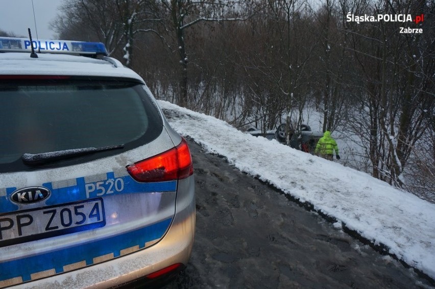 Zabrze: Dachowanie na DK 88. Kierowca nie dostosował prędkości do warunków na drodze ZDJĘCIA