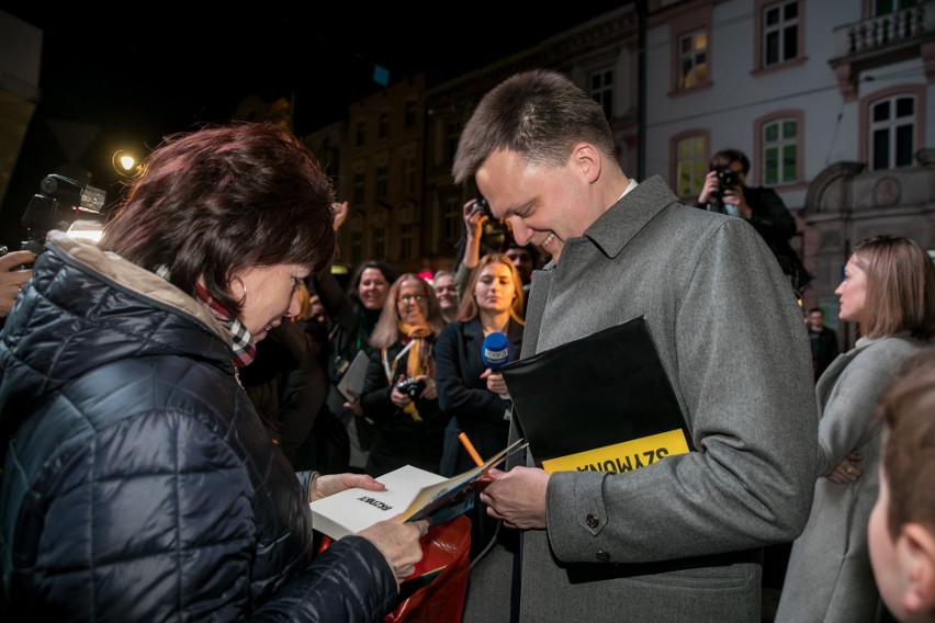 Wybory 2020. Szymon Hołownia zbierał w Krakowie podpisy pod swoją kandydaturą  