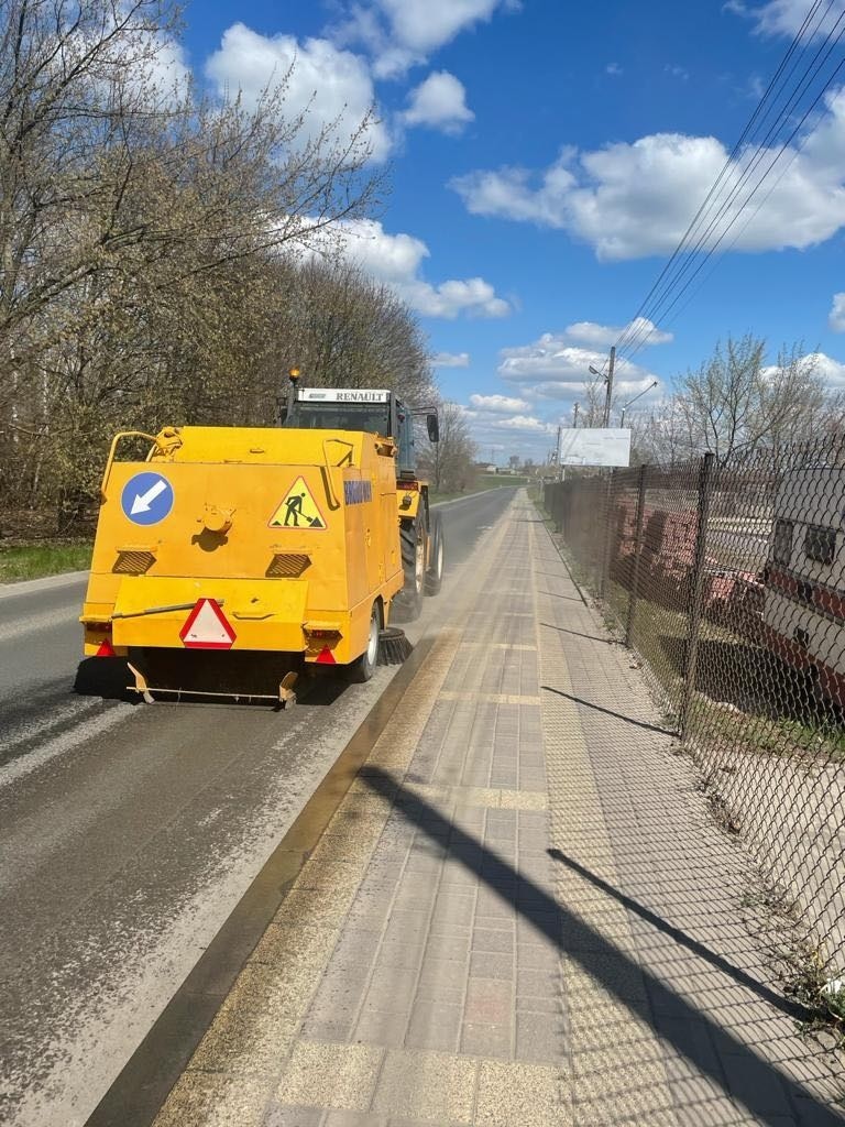 Wiosenne sprzątanie miasta. Ekipa sprzątająca usuwa pozimowe zanieczyszczenia z jezdni i chodników