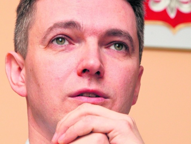Adam Jarubas ma 40 lat, od trzech kadencji pełni stanowisko marszałka województwa świętokrzyskiego. Jest jednym z liderów młodego pokolenia w Polskim Stronnictwie Ludowym. Partia pod jego przywództwem zdominowała wybory samorządowe do sejmiku.