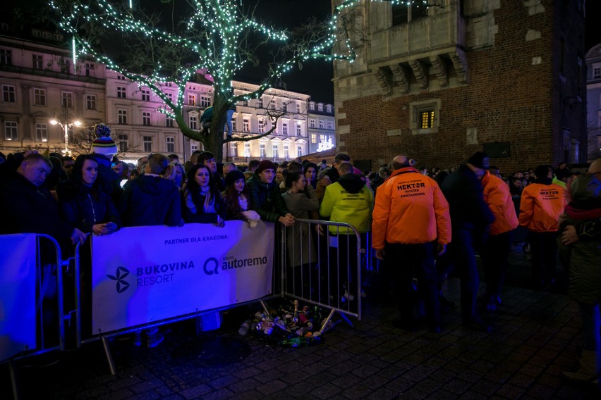 Sylwester 2017 Kraków. Gwiazdy roztańczyły Rynek Główny. Na scenie Kasia Moś, Natalia Nykiel i Bovska [ZDJĘCIA]