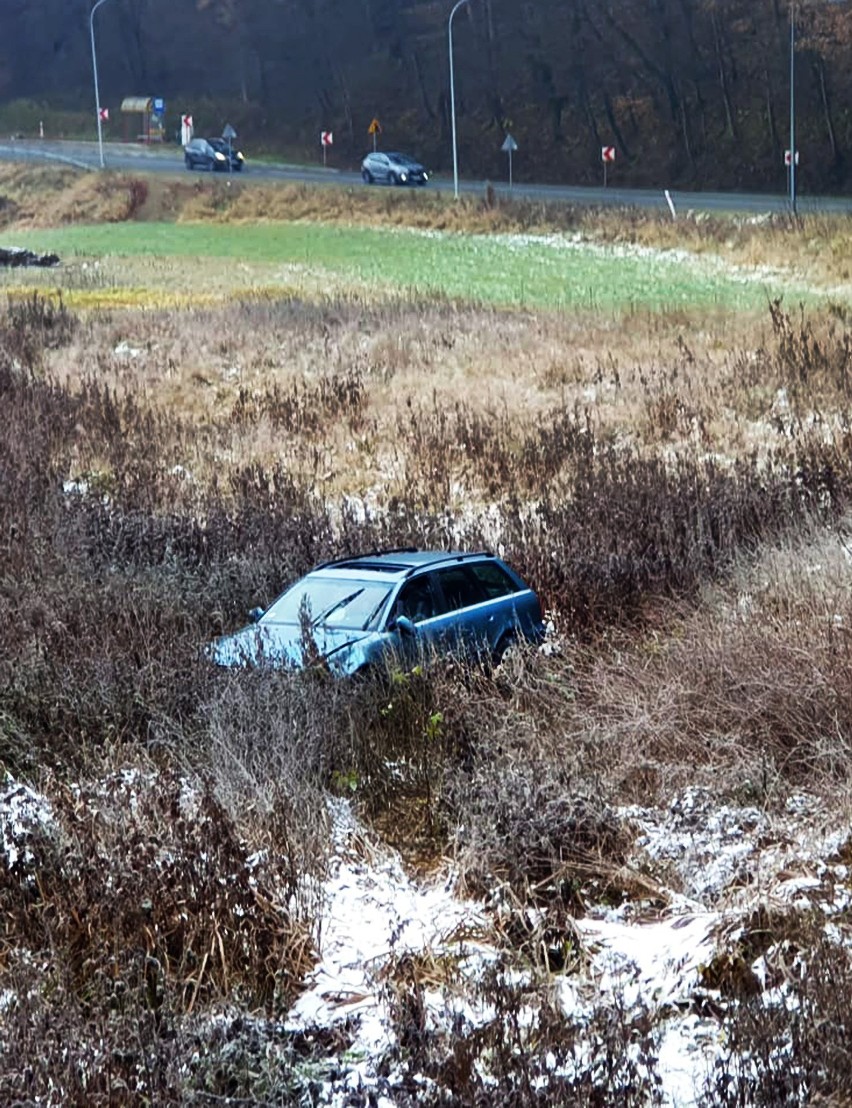 Kierująca audi podróż zakończyła daleko od szosy łączącej Limanową z Bochnią