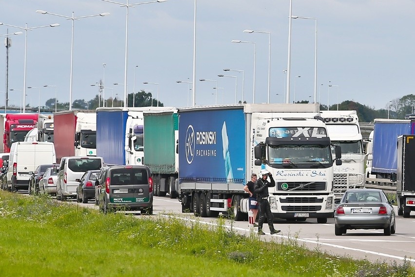 Karambol na A4 przy węźle Bielany. Potężne utrudnienia po zderzeniu ciężarówki i 3 aut osobowych