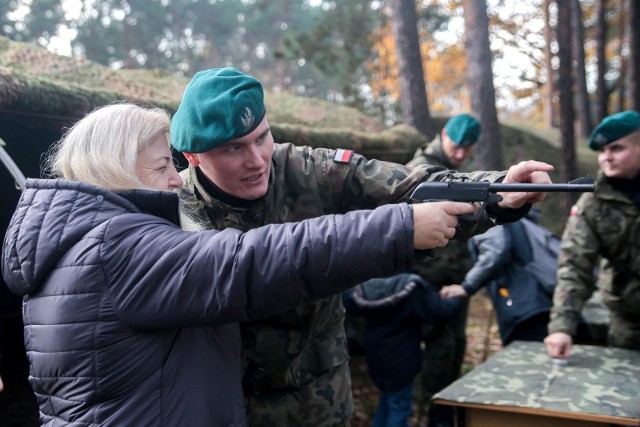 W 34 miastach Polski odbyły się dziś (w niedzielę, 10 listopada) pikniki  „Służymy Niepodległej”. W przededniu Narodowego Święta Niepodległości Ministerstwo Obrony Narodowej zachęcało  do wspólnego śpiewania i świętowania. W Bydgoszczy na piknik zaprosiła 1 Pomorska Brygada Logistyczna. Były pokazy sprzętu wojskowego, występy artystyczne i żołnierski poczęstunek oraz wiele innych atrakcji. O godzinie 15.00 odśpiewano reprezentacyjną pieśń Wosjka Polskiego "Marsz i Brygady". Pikniki w całej Polsce zakończy uroczysty Capstrzyk Niepodległości.