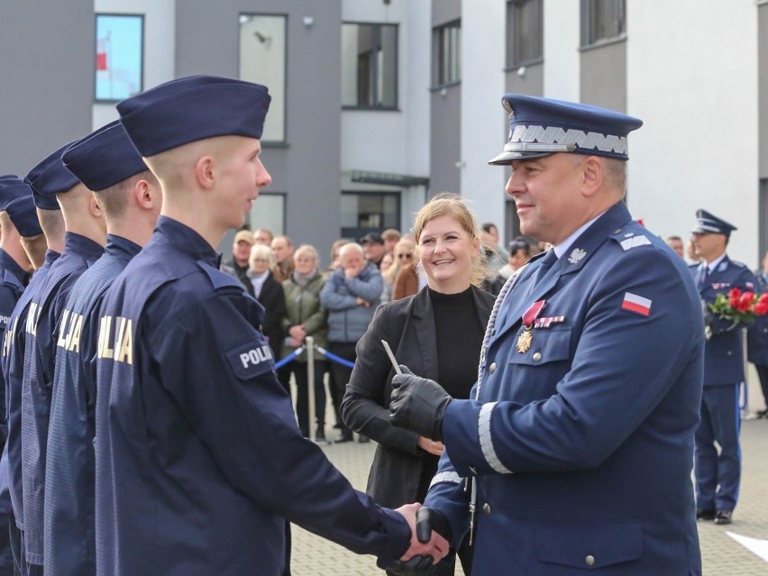 Nowe kadry w małopolskiej policji. W ślubowaniu wzięło udział 49 nowych funkcjonariuszy i 26 funkcjonariuszek