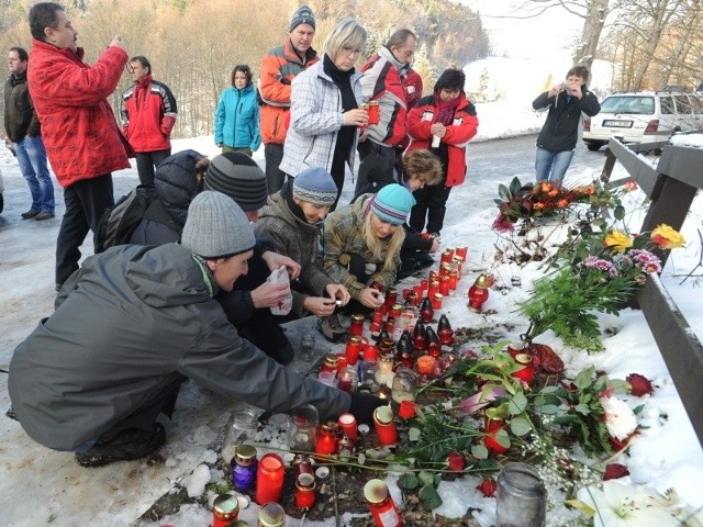 Czesi  ściągają do Hradeczka z całego kraju, żeby oddać hołd Vaszkovi pod jego górską chałupą.