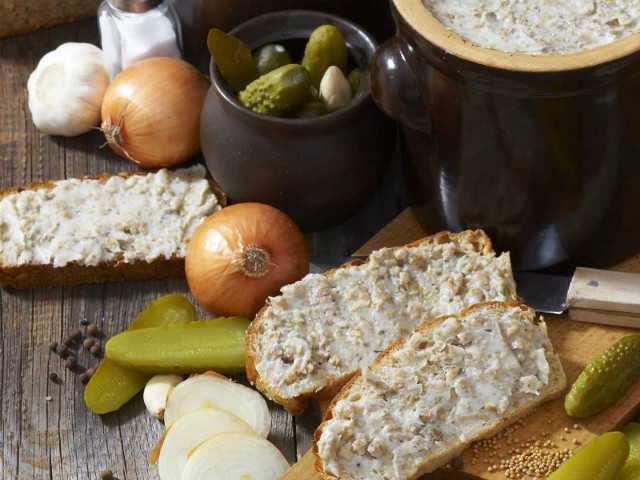 Do ulubionych posiłków zwolenników naturalnego odżywiania należy: kromka świeżego chleba ze smalcem i ogórkiem kiszonym oraz rozmaite kanapki, m.in. z wędliną.