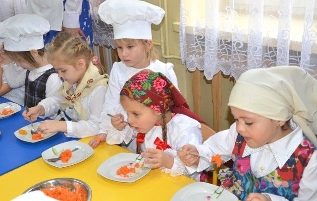 Przedszkolaki z Kołaczkowic zaprezentowały oryginalny spektakl o... kiszeniu kapusty.