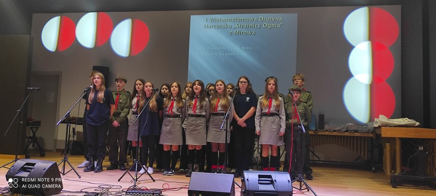 Festiwal piosenki harcerskiej i patriotycznej w gminie Borkowice. Na scenie w szkole muzycznej zaprezentowali się harcerze z regionu