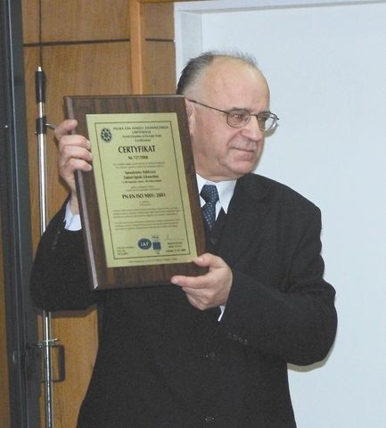 Grzegorz Tomaszuk, dyrektor SPZOZ w Hajnówce prezentuje certyfikat jakości. Jest ważny do grudnia 2011.