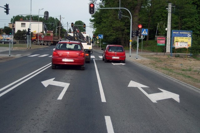 Z tego pasa powinno się skręcać w lewo w ul. Jedwabniczą, a nie w ulicę Tomaszowską, jak robią niemal wszyscy kierowcy.