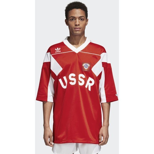 Godło Związku Radzieckiego i logo Trefoil zdobią koszulkę wyprodukowaną z okazji mundialu w Rosji firma Adidas.