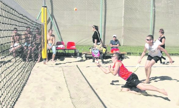 Beach tennis to połączenie tenisa z piłką plażową. Gra się na piasku