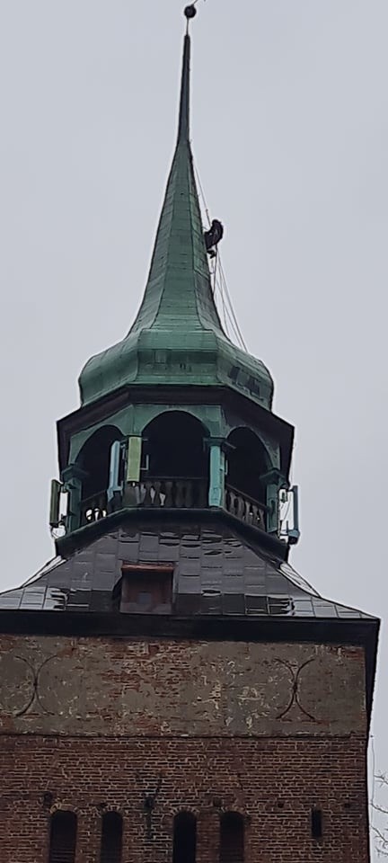 Wichura wykrzywiła iglicę na wieży kościoła w Białogardzie....