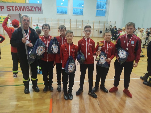 Młodzieżowa Drużyna Pożarnicza zajęła drugie miejsce podczas pierwszych mistrzostw halowych w Brzózie w powiecie kozienickim.