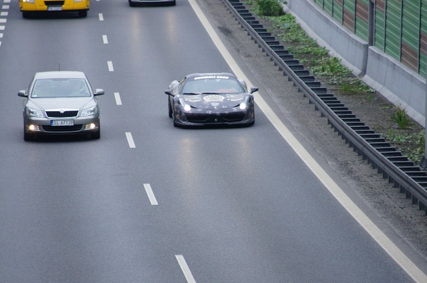 Gumball 3000 przejeżdża przez A4 w Katowicach