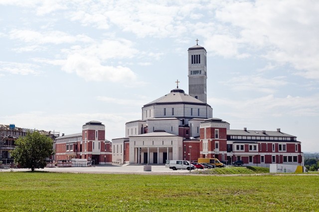 Kościół pw. św. Jana Pawła II z wieżą dzwonnicy oraz m.in. Centrum Wolontariatu