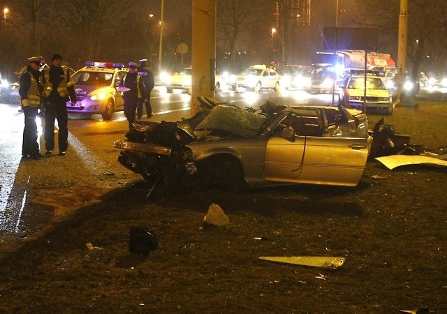 Wypadek na Basenie Górniczym w Szczecinie. Pasażer nie żyje, kierowca BMW trafił do szpitala.