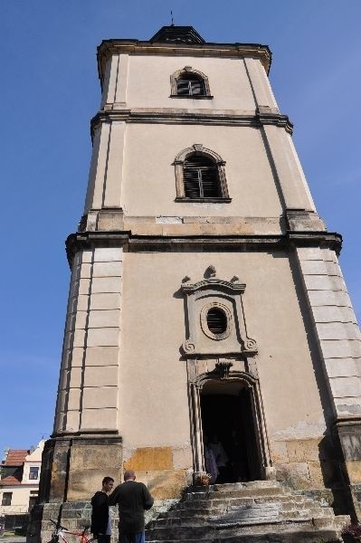 W dzwonnicy katedralnej są trzy dzwony.