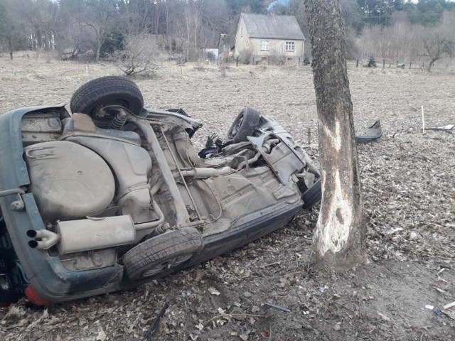 Bardzo poważny wypadek w Świchówku. Audi, którym podróżowała kobieta z małym dzieckiem zjechało na pobocze i bokiem uderzyło w drzewo.