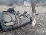 Poważny wypadek na trasie Choczewo - Łęczyce. Samochód uderzył w drzewo. Podróżowała nim kobieta z dzieckiem uderzyło [zdjęcia]