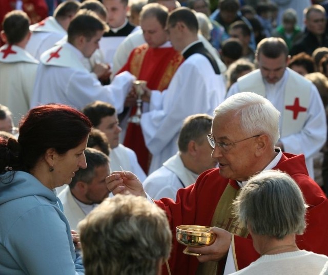 W Kościele rzymskokatolickim w Polsce wierny może sam wybrać, czy chce przyjąć komunię świętą do ust, czy na rękę.
