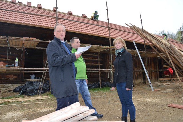 - Jako pierwsza remont przechodzi stajnia z zagrody w Zagorzynie - mówi Maria Madziar (z prawej), kierownik pracowni konserwatorskiej. Obok stoją od lewej: Sławomir Czop, zastępca dyrektora Muzeum Okręgowego, i Janusz Obtułowicz, koordynator projektu