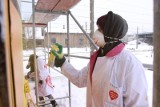 Graffiti WOŚP powstaje na budynku kolei. Znajdą się na nim Zamenhof i Branicki. (wideo)